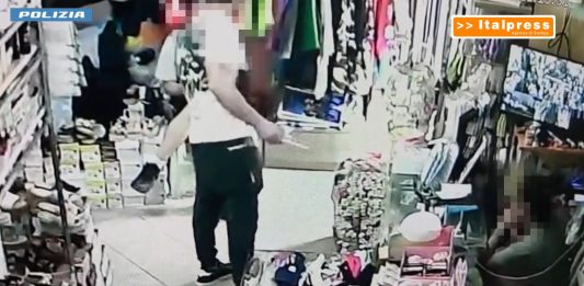 Rapina un negozio armato di coltello, arrestato un 37enne / Video