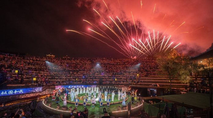 Cina: Guizhou, Land Fingerprint Concert anima antica cittadina di Shexiang (2)