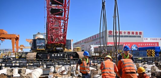 Cina completa perforazione tunnel autostradale sottomarino più lungo del Paese