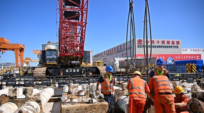 Cina completa perforazione tunnel autostradale sottomarino più lungo del Paese