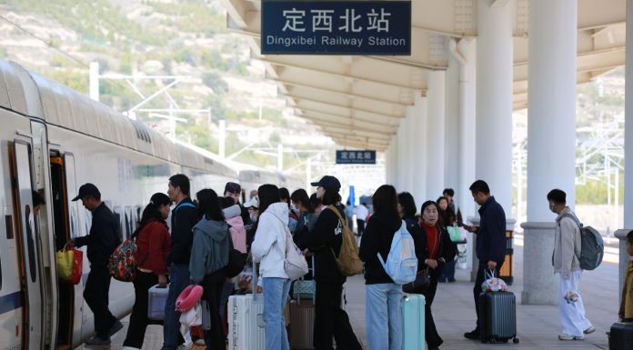 Cina: Festa nazionale, in aumento i viaggi di rientro dalle vacanze (1)