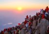 Cina: turisti sul monte Tai per ammirare l’alba (1)