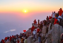 Cina: turisti sul monte Tai per ammirare l’alba (1)