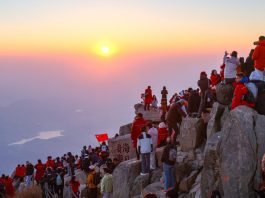 Cina: turisti sul monte Tai per ammirare l’alba (1)