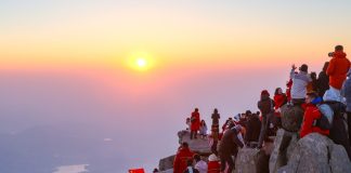 Cina: turisti sul monte Tai per ammirare l’alba (1)