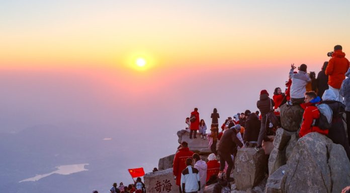 Cina: turisti sul monte Tai per ammirare l’alba (1)