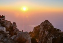 Cina: turisti sul monte Tai per ammirare l’alba (2)