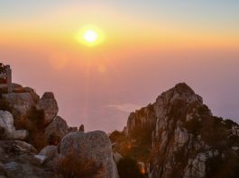 Cina: turisti sul monte Tai per ammirare l’alba (2)