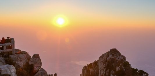 Cina: turisti sul monte Tai per ammirare l’alba (2)