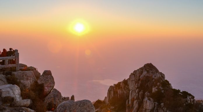 Cina: turisti sul monte Tai per ammirare l’alba (2)