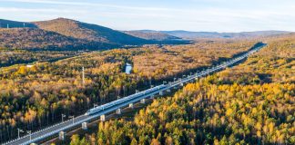 Cina: treni ad alta velocità tra le foreste autunnali di Yichun (1)