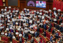 La riforma della legge elettorale passa alla Camera con 227 voti favorevoli. Meloni: “Garantiamo rappresentanza e stabilità”. L’opposizione protesta in aula