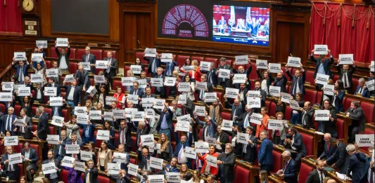 La riforma della legge elettorale passa alla Camera con 227 voti favorevoli. Meloni: “Garantiamo rappresentanza e stabilità”. L’opposizione protesta in aula