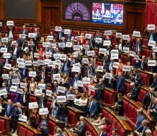 La riforma della legge elettorale passa alla Camera con 227 voti favorevoli. Meloni: “Garantiamo rappresentanza e stabilità”. L’opposizione protesta in aula