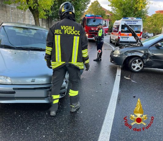 Incidente stradale a Nuoro, scontro tra due auto: due feriti
