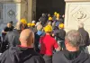 Ex Ilva, i lavoratori occupano la prefettura di Genova / Video