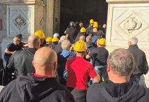 Ex Ilva, i lavoratori occupano la prefettura di Genova