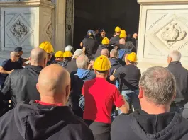Ex Ilva, i lavoratori occupano la prefettura di Genova / Video