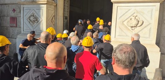 Ex Ilva, i lavoratori terminano l’occupazione della prefettura di Genova dopo quasi 3 ore / Video