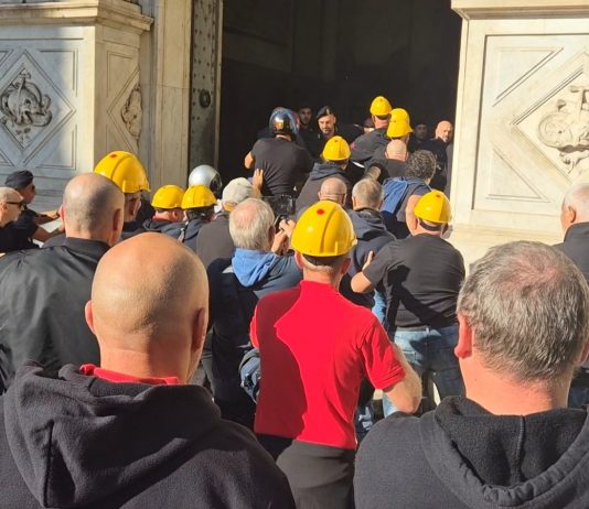 Ex Ilva, i lavoratori occupano la prefettura di Genova / Video