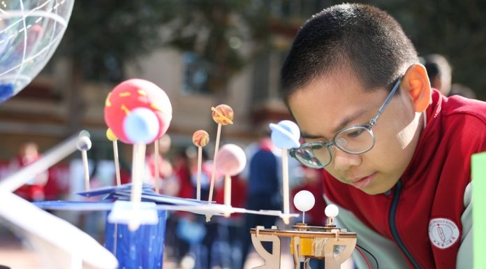 Cina: festival su scienza e tecnologia in una scuola di Urumqi (2)