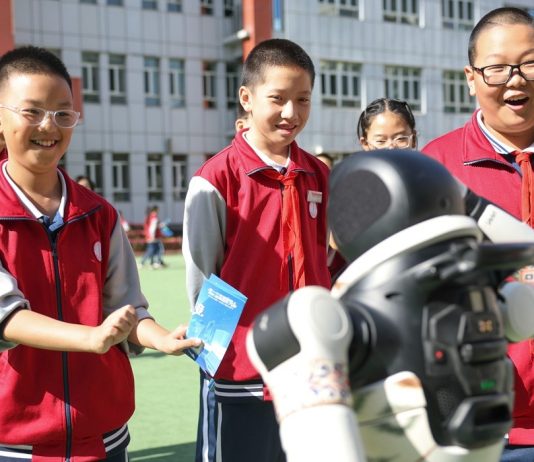 Cina: festival su scienza e tecnologia in una scuola di Urumqi (3)