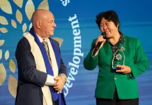 FAO: dopo 26 anni separati, due vecchi amici sollevano insieme un premio a Roma