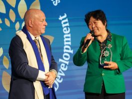FAO: dopo 26 anni separati, due vecchi amici sollevano insieme un premio a Roma