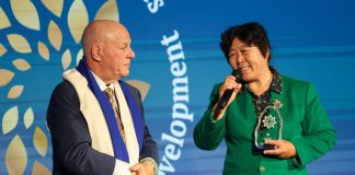 FAO: dopo 26 anni separati, due vecchi amici sollevano insieme un premio a Roma