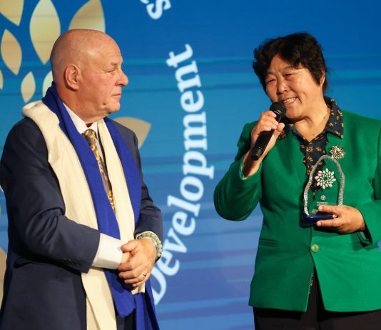 FAO: dopo 26 anni separati, due vecchi amici sollevano insieme un premio a Roma