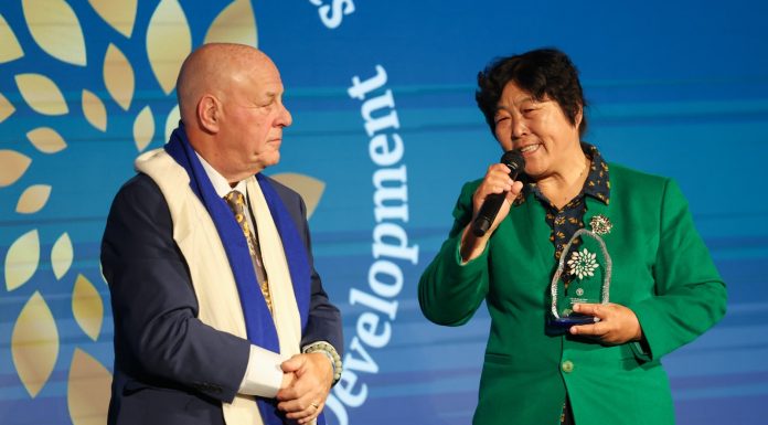 FAO: dopo 26 anni separati, due vecchi amici sollevano insieme un premio a Roma