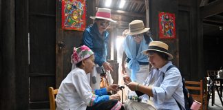 Cina: Hou Yujin racconta ai turisti la storia e le tradizioni di Longji (1)
