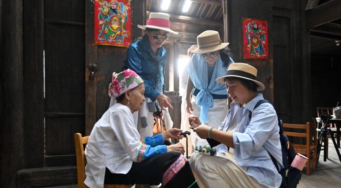 Cina: Hou Yujin racconta ai turisti la storia e le tradizioni di Longji (1)