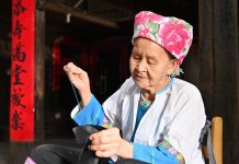 Cina: Hou Yujin racconta ai turisti la storia e le tradizioni di Longji (2)