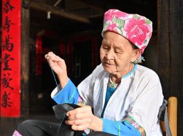 Cina: Hou Yujin racconta ai turisti la storia e le tradizioni di Longji (2)