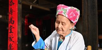 Cina: Hou Yujin racconta ai turisti la storia e le tradizioni di Longji (2)