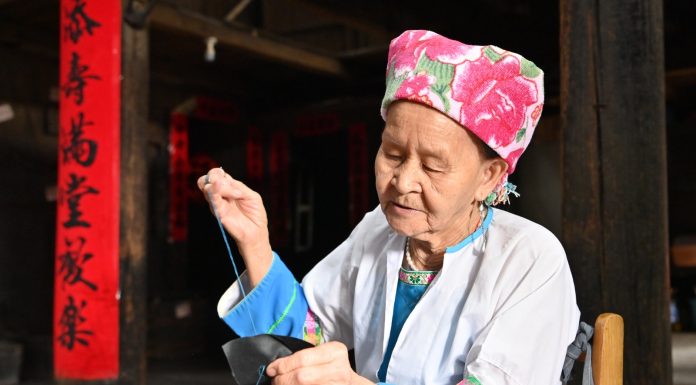 Cina: Hou Yujin racconta ai turisti la storia e le tradizioni di Longji (2)