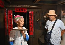 Cina: Hou Yujin racconta ai turisti la storia e le tradizioni di Longji (3)
