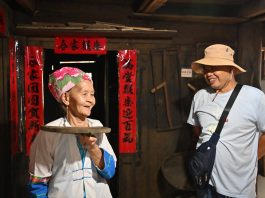 Cina: Hou Yujin racconta ai turisti la storia e le tradizioni di Longji (3)