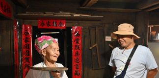 Cina: Hou Yujin racconta ai turisti la storia e le tradizioni di Longji (3)