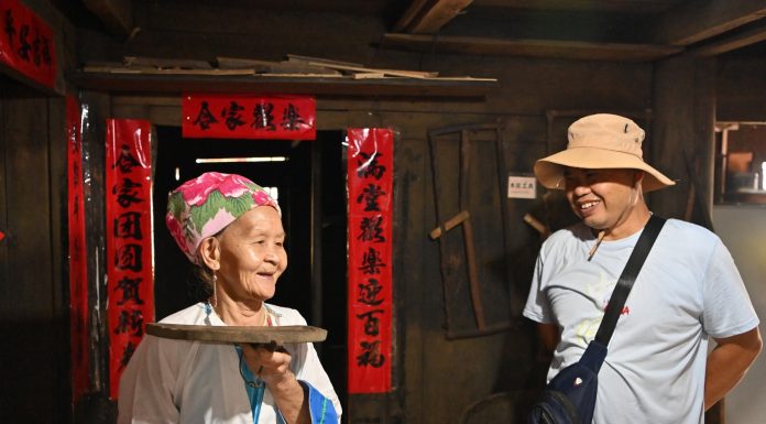 Cina: Hou Yujin racconta ai turisti la storia e le tradizioni di Longji (3)