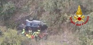 Uomo precipita con l’auto in un dirupo nel Catanese, soccorso dai Vigili del Fuoco / Video