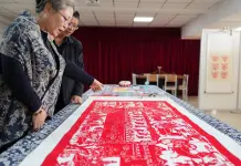 Cina: Yang Zhihong mantiene viva l’arte della carta ritagliata di Jianping (1)