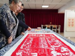 Cina: Yang Zhihong mantiene viva l’arte della carta ritagliata di Jianping (1)