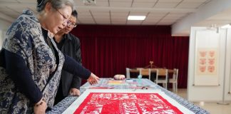 Cina: Yang Zhihong mantiene viva l’arte della carta ritagliata di Jianping (1)