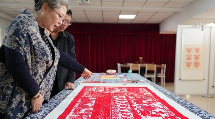 Cina: Yang Zhihong mantiene viva l’arte della carta ritagliata di Jianping (1)