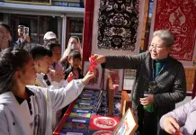 Cina: Yang Zhihong mantiene viva l’arte della carta ritagliata di Jianping (2)