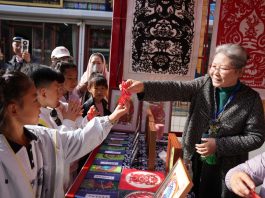 Cina: Yang Zhihong mantiene viva l’arte della carta ritagliata di Jianping (2)