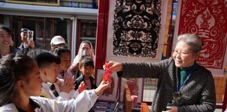 Cina: Yang Zhihong mantiene viva l’arte della carta ritagliata di Jianping (2)