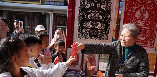 Cina: Yang Zhihong mantiene viva l’arte della carta ritagliata di Jianping (2)
